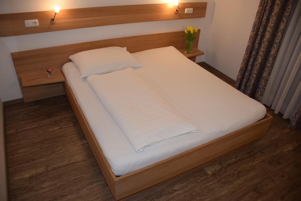 Appartement-Hotel Gh Zum Goldenen Schiff إنس الغرفة الصورة