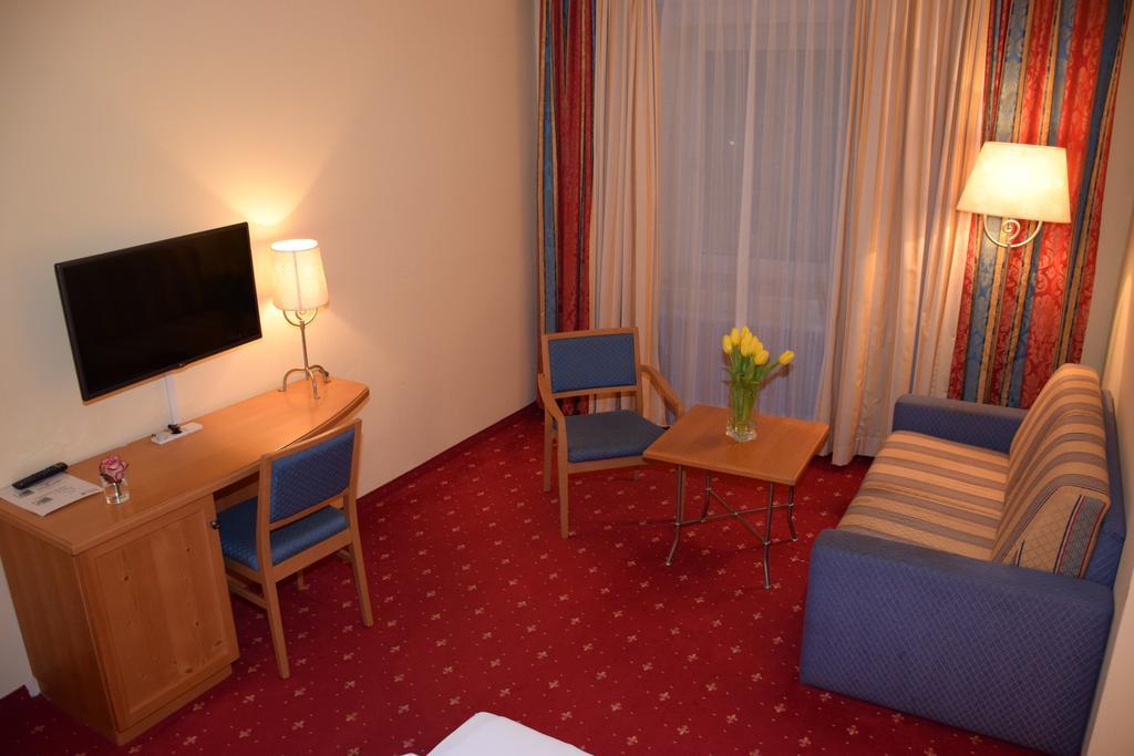 Appartement-Hotel Gh Zum Goldenen Schiff إنس الغرفة الصورة
