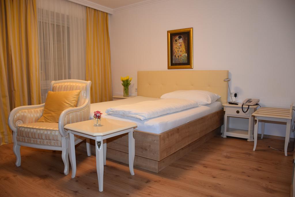 Appartement-Hotel Gh Zum Goldenen Schiff إنس الغرفة الصورة