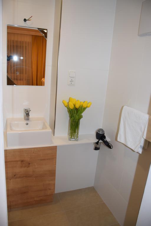 Appartement-Hotel Gh Zum Goldenen Schiff إنس الغرفة الصورة